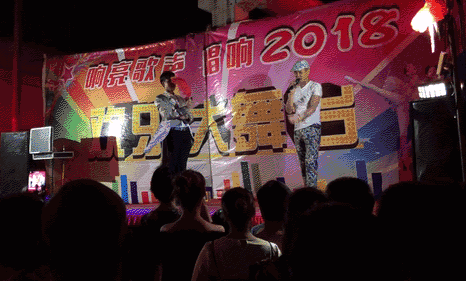 流动舞台有表演还有免费礼物送？小心，这伙人每场都能骗1万